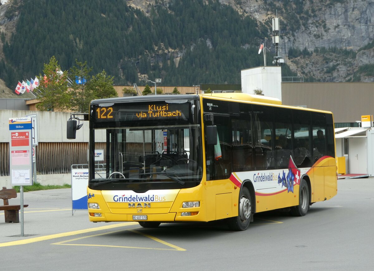 (249'205) - Grindelwaldbus, Grindelwald - Nr. 13/BE 407'170 - MAN/Gppel am 28. April 2023 beim Bahnhof Grindelwald