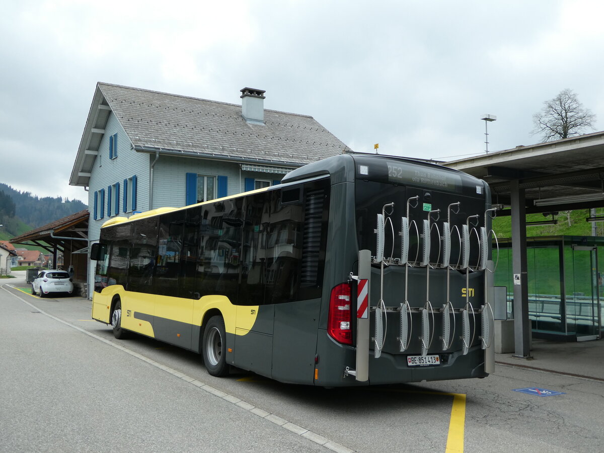 (249'337) - STI Thun - Nr. 413/BE 851'413 - Mercedes am 30. April 2023 beim Bahnhof Escholzmatt