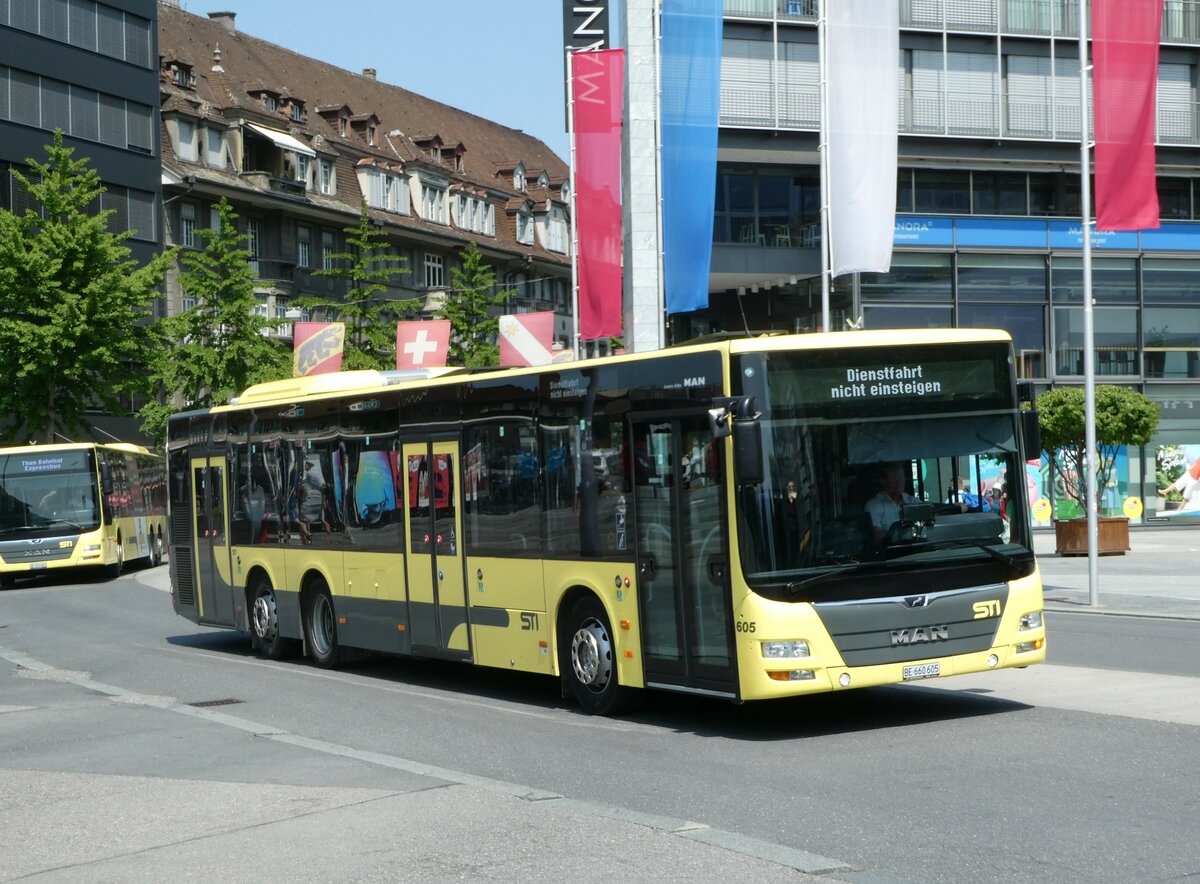 (250'696) - STI Thun - Nr. 605/BE 660'605 - MAN am 29. Mai 2023 beim Bahnhof Thun