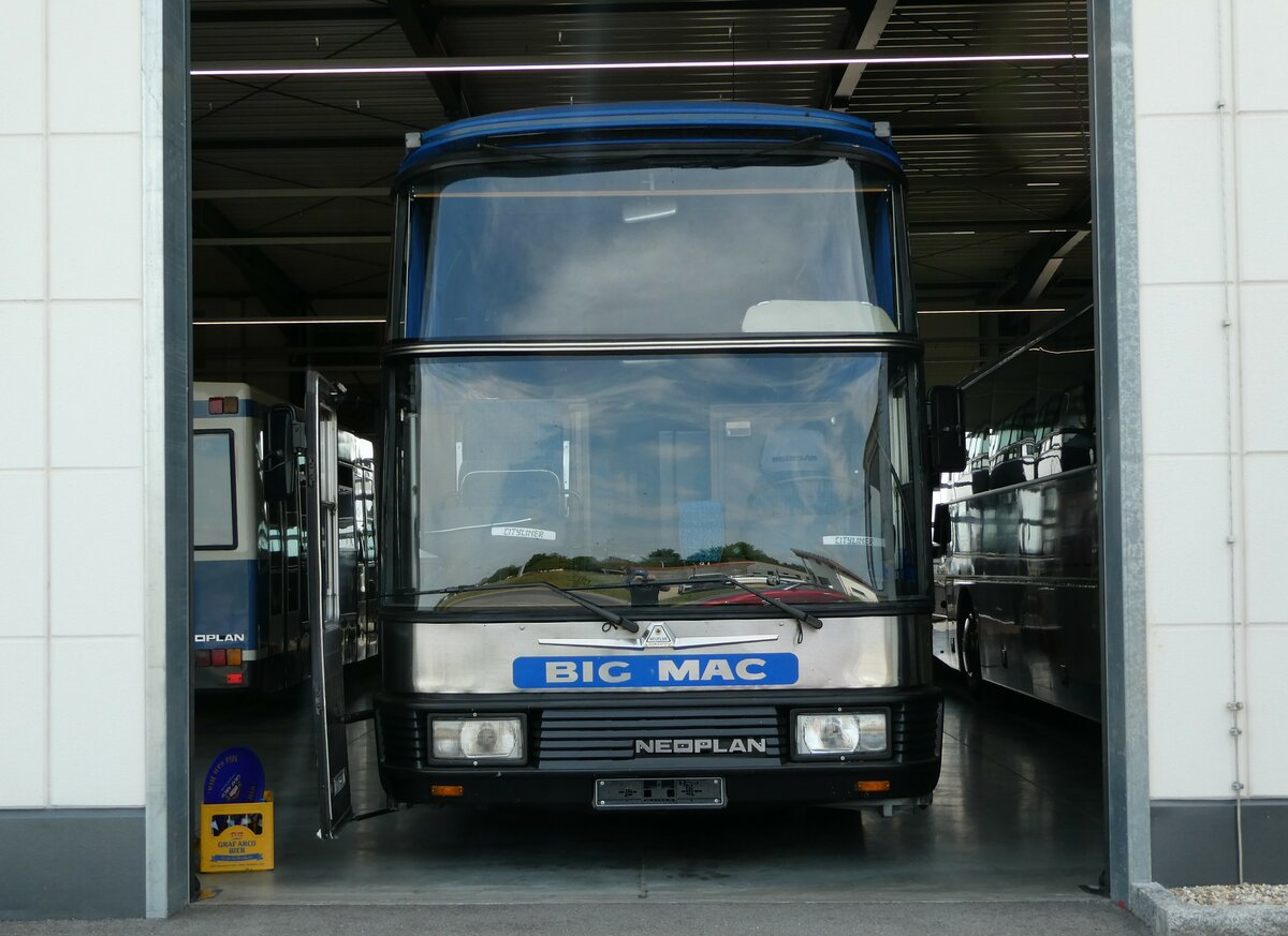 (251'038) - McDonald's, Mnchen (Auwrter) - Neoplan am 4. Juni 2023 in Pilsting, Auwrter Automobil-Park