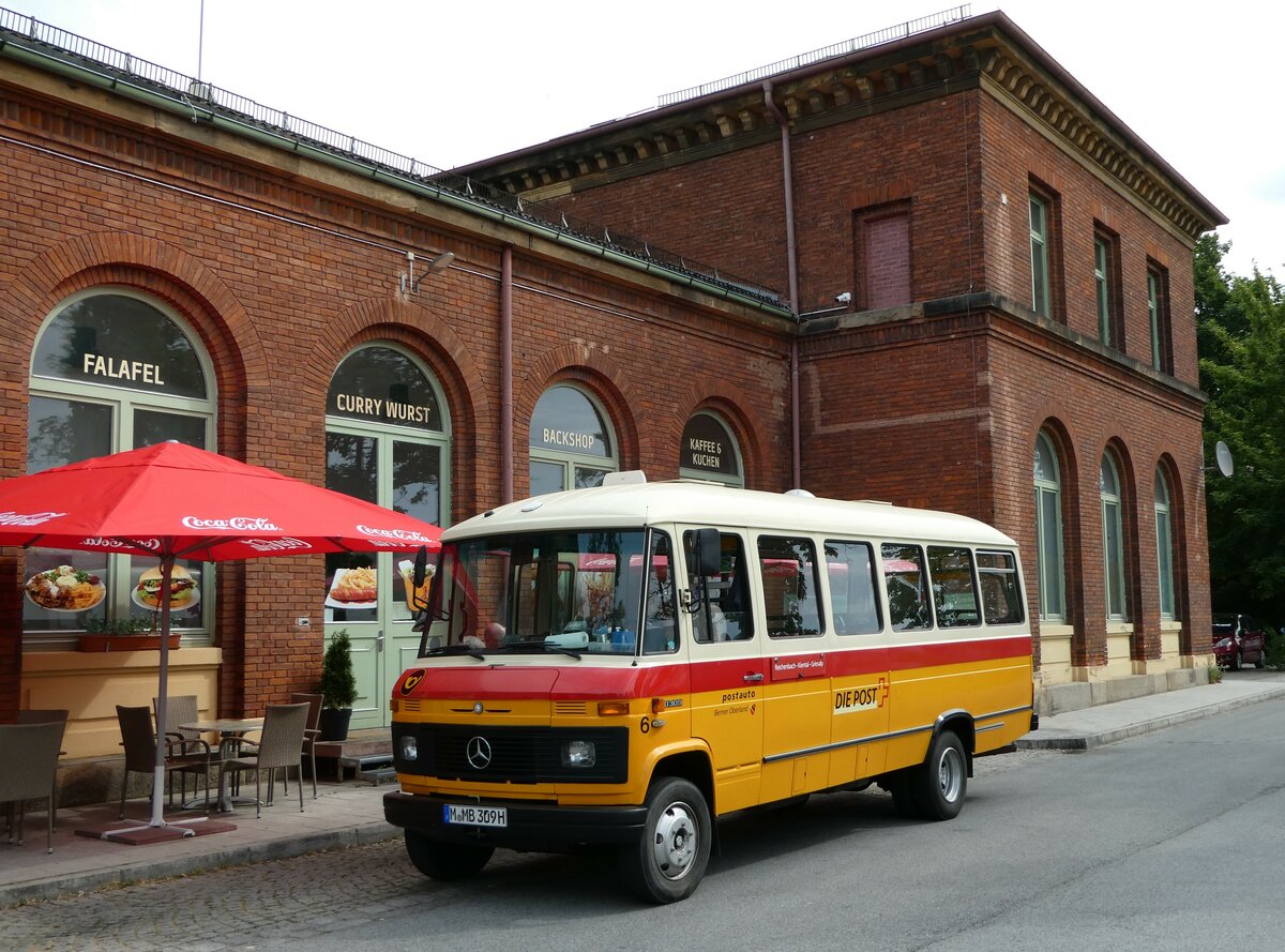 (251'068) - Hahn, Mnchen - Nr. 6/M-MB 309H - Mercedes (ex Mller, CH-Ennetmoos Nr. 6; ex Portenier, CH-Adelboden Nr. 6; ex Geiger, CH-Adelboden Nr. 6) am 5. Juni 2023 beim Bahnhof Landau