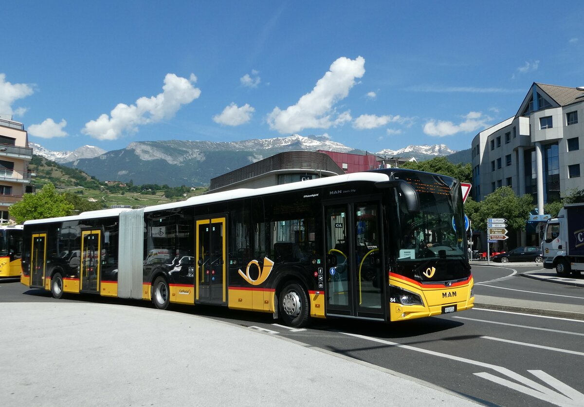 (251'214) - PostAuto Wallis - Nr. 84/VS 548'724/PID 11'887 - MAN am 9. Juni 2023 beim Bahnhof Sion