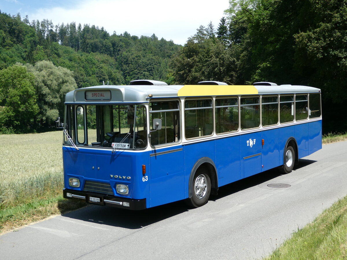 (251'708) - TF Fribourg (CTF) - Nr. 63/FR 180'988 - Volvo/Hess (ex TPF Fribourg Nr. 63; ex TF Fribourg Nr. 63) am 18. Juni 2023 bei Oberburg