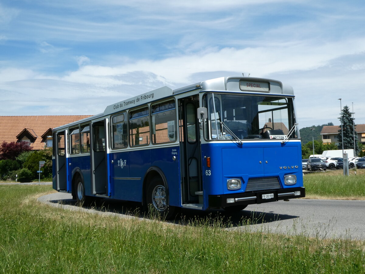 (251'713) - TF Fribourg (CTF) - Nr. 63/FR 180'988 - Volvo/Hess (ex TPF Fribourg Nr. 63; ex TF Fribourg Nr. 63) am 18. Juni 2023 in Wynigen, Landi