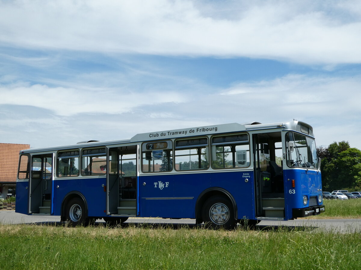 (251'715) - TF Fribourg (CTF) - Nr. 63/FR 180'988 - Volvo/Hess (ex TPF Fribourg Nr. 63; ex TF Fribourg Nr. 63) am 18. Juni 2023 in Wynigen, Landi