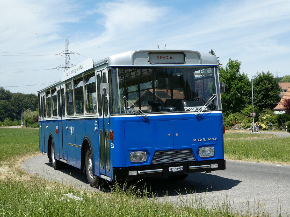 (251'721) - TF Fribourg (CTF) - Nr. 63/FR 180'988 - Volvo/Hess (ex TPF Fribourg Nr. 63; ex TF Fribourg Nr. 63) am 18. Juni 2023 in Wynigen, Landi