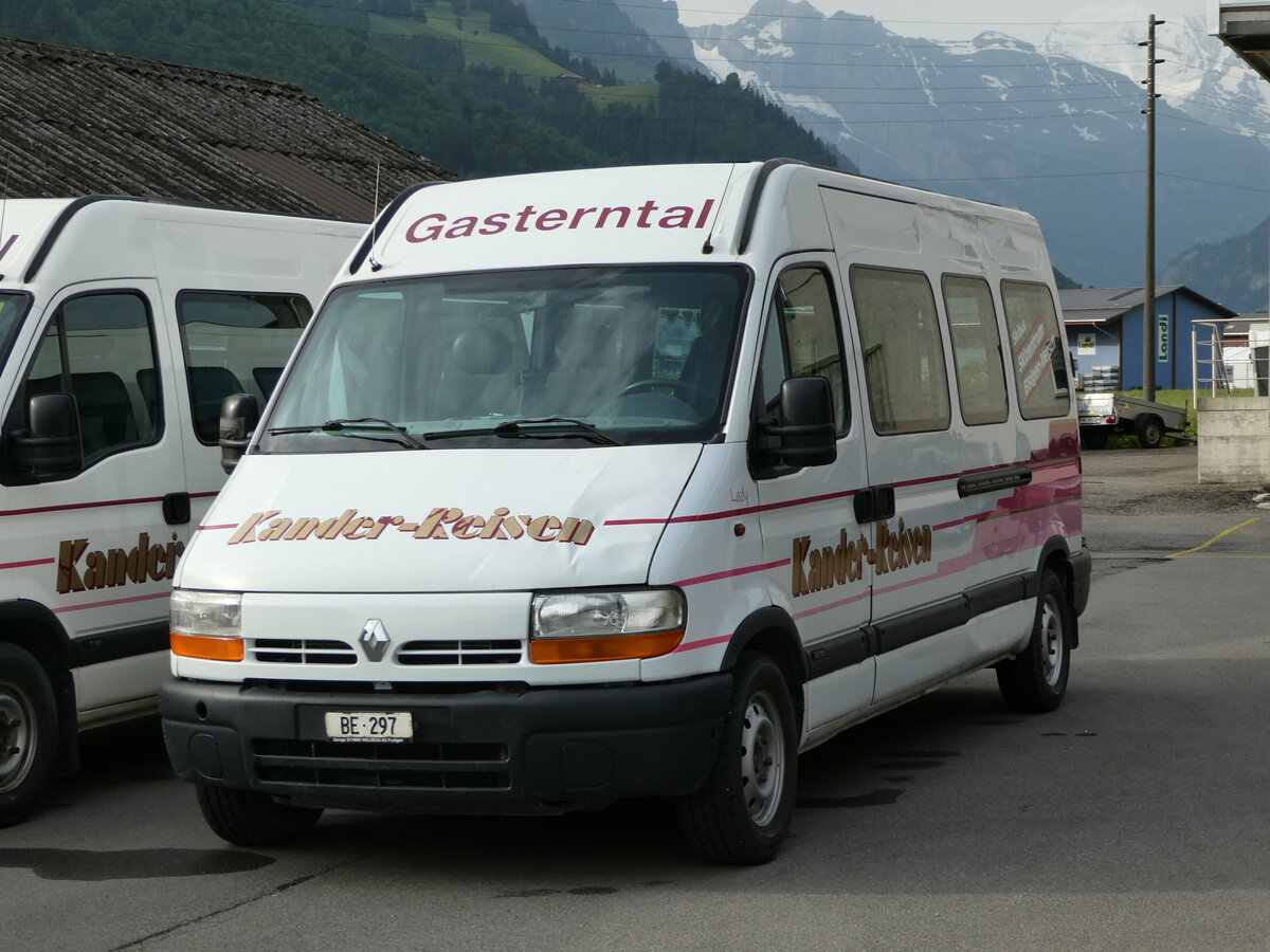 (251'838) - Kander-Reisen, Frutigen - Nr. 9/BE 297 - Renault am 21. Juni 2023 in Frutigen, Garage