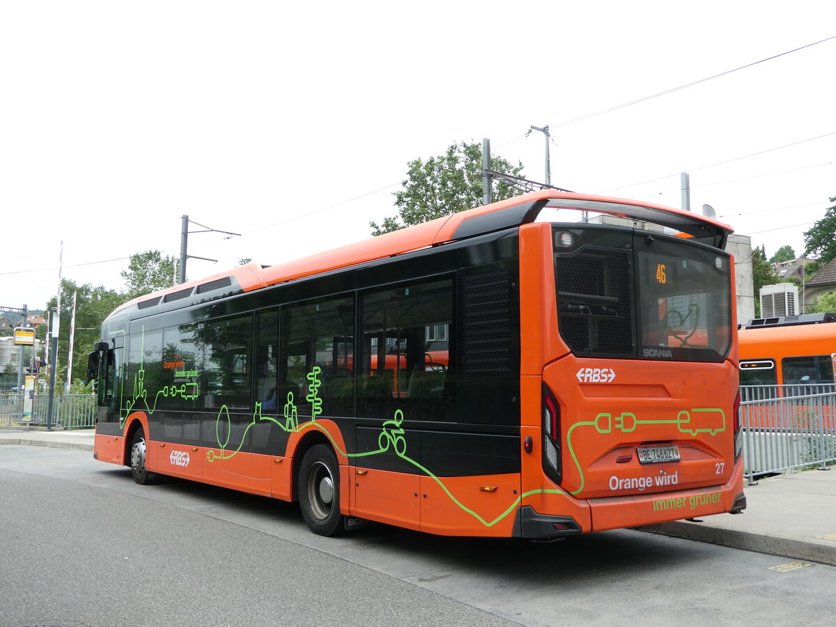 (251'866) - RBS Worblaufen - Nr. 27/BE 746'627 - Scania am 22. Juni 2023 beim Bahnhof Bolligen