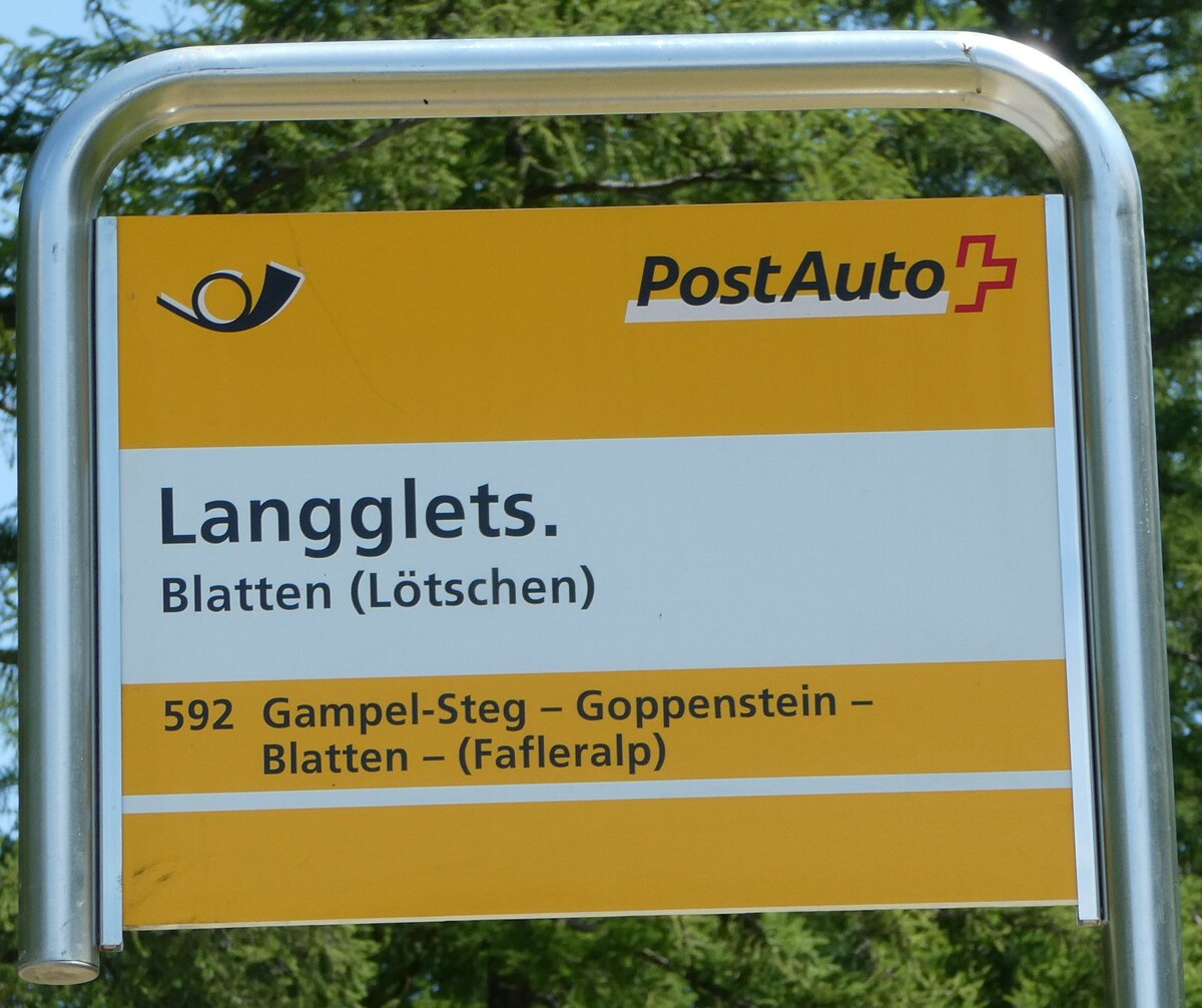 (252'099) - PostAuto-Haltestellenschild - Blatten (Ltschen), Langglets. - am 26. Juni 2023