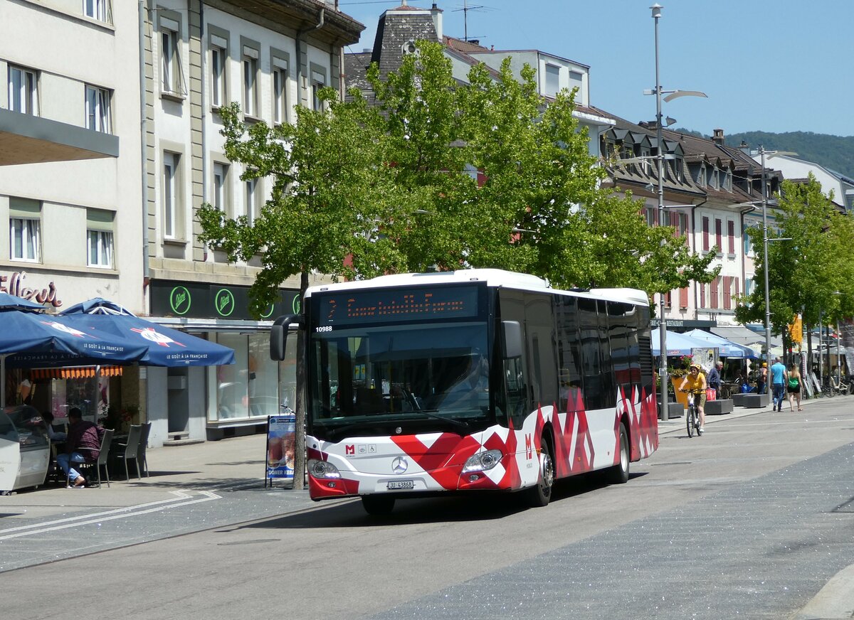 (252'438) - CarPostal Ouest - JU 43'868/PID 10'988 - Mercedes am 7. Juli 2023 beim Bahnhof Delmont