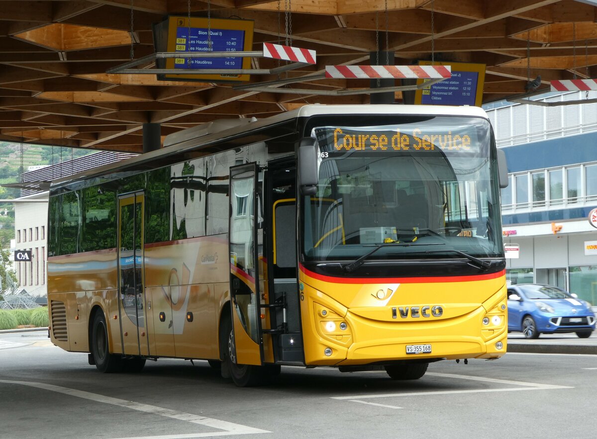 (252'450) - PostAuto Wallis - Nr. 6/VS 355'168/PID 11'763 - Iveco am 8. Juli 2023 beim Bahnhof Sion