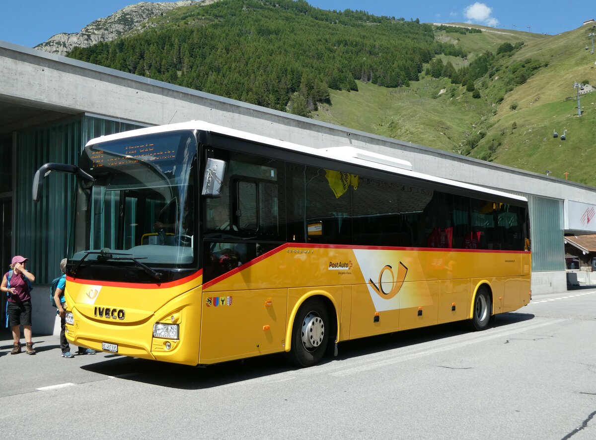 (252'570) - PostAuto Bern - BE 487'695/PID 10'952 - Iveco am 9. Juli 2023 bei, Bahnhof Andermatt