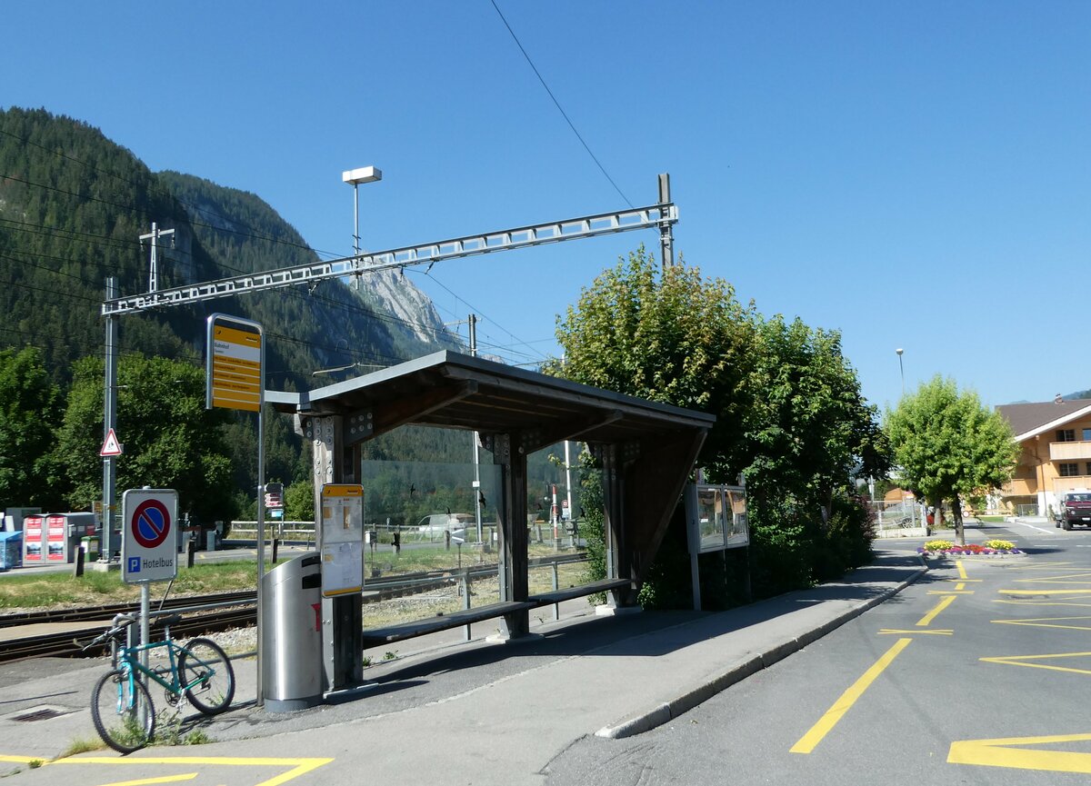 (252'598) - PostAuto-Haltstelle am 11. Juli 2023 beim Bahnhof Saanen