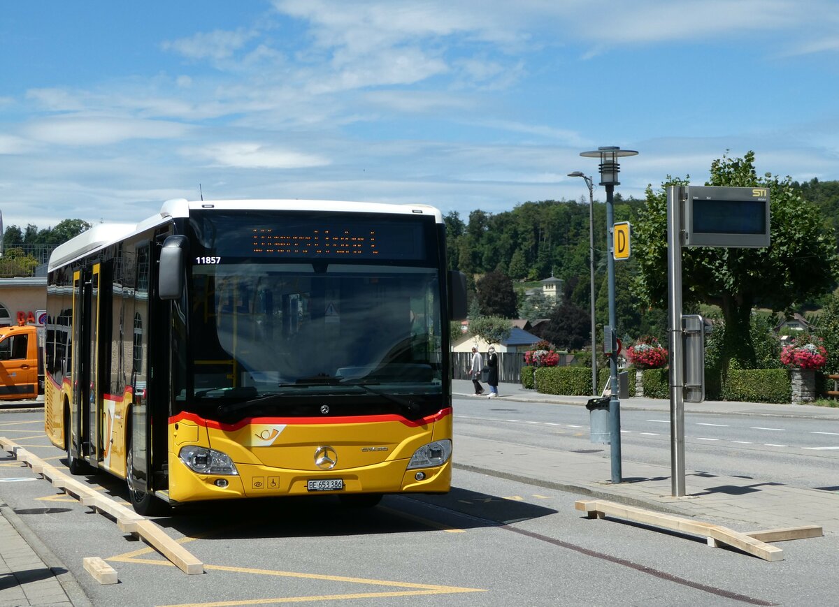 (253'070) - PostAuto Bern - BE 653'386/PID 11'857 - Mercedes am 27. Juli 2023 beim Bahnhof Spiez