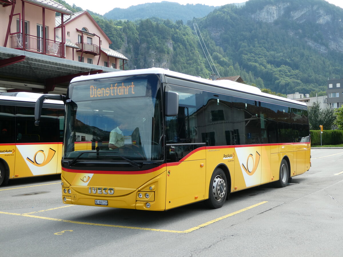 (253'111) - Flck, Brienz - Nr. 29/BE 868'729/PID 11'831 - Iveco am 29. Juli 2023 in Meiringen, Postautostation