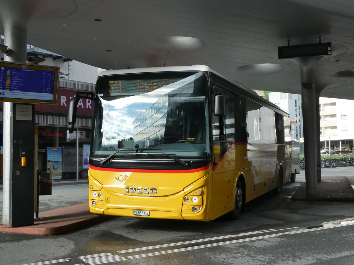 (253'167) - PostAuto Wallis - VS 552'119/PID 11'908 - Iveco am 30. Juli 2023 beim Bahnhof Visp