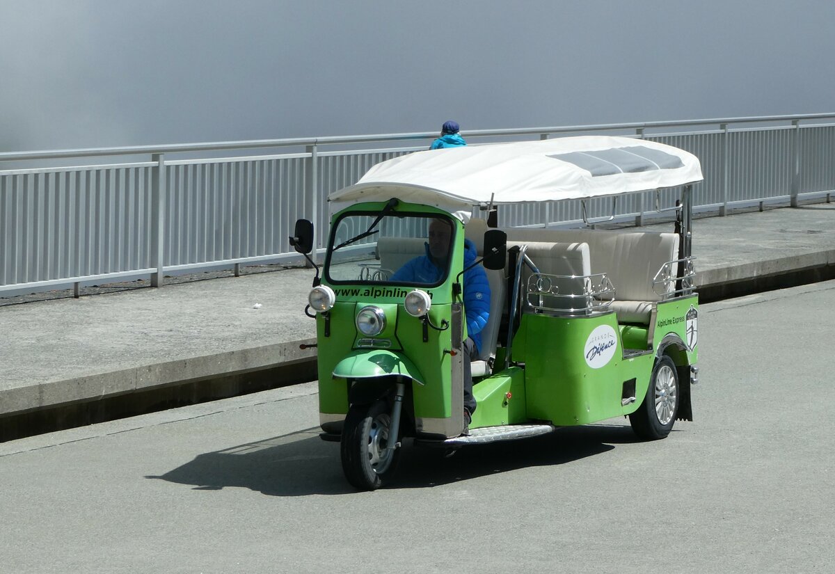 (253'206) - AlpinLine, Hrmence - VS 11'010 - Tuk-Tuk am 30. Juli 2023 in Dixence, Staumauer