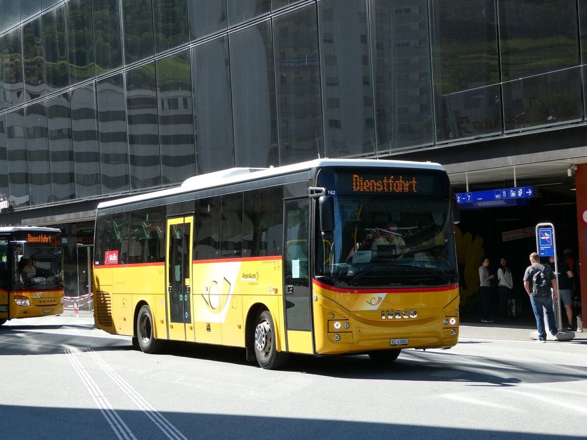 (253'231) - Autotour, Visp - VS 63'800/PID 11'742 - Iveco am 30. Juli 2023 beim Bahnhof Visp