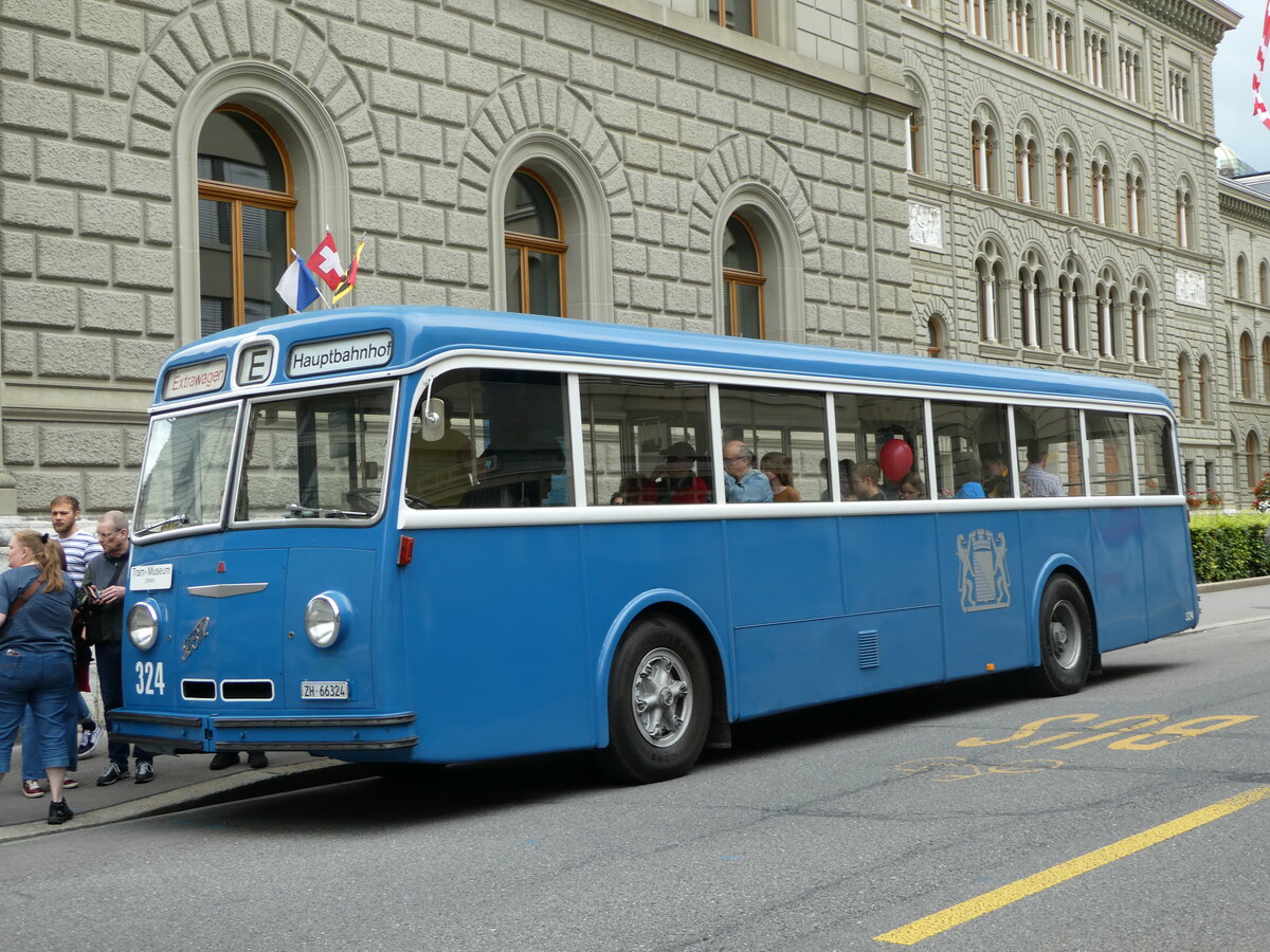 (253'279) - VBZ Zrich (TMZ) - Nr. 324/ZH 66'324 - FBW/Tscher (ex Privat; ex VBZ Zrich Nr. 324) am 1. August 2023 in Bern, Bundeshaus