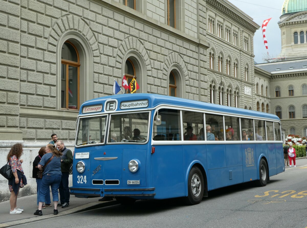 (253'280) - VBZ Zrich (TMZ) - Nr. 324/ZH 66'324 - FBW/Tscher (ex Privat; ex VBZ Zrich Nr. 324) am 1. August 2023 in Bern, Bundeshaus