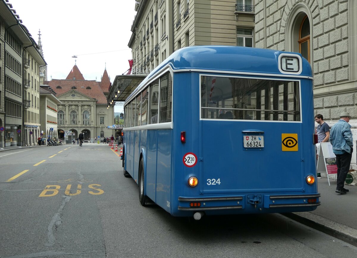 (253'286) - VBZ Zrich (TMZ) - Nr. 324/ZH 66'324 - FBW/Tscher (ex Privat; ex VBZ Zrich Nr. 324) am 1. August 2023 in Bern, Bundeshaus