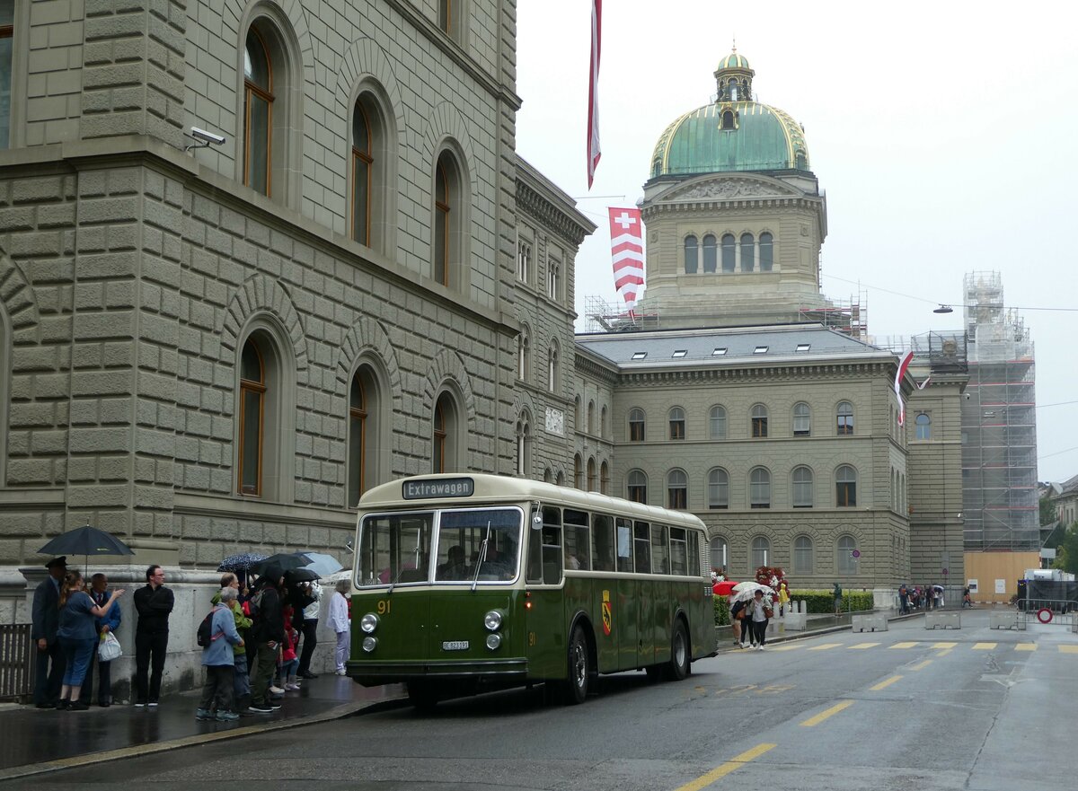 (253'288) - SVB Bern (Bernmobil historique) - Nr. 91/BE 823'191 - Saurer/R&J am 1. August 2023 in Bern, Bundeshaus