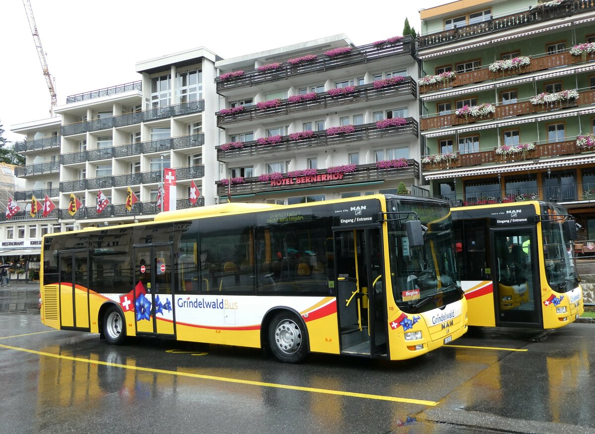 (253'394) - Grindelwaldbus, Grindelwald - Nr. 18/BE 382'871 - MAN/Gppel am 5. August 2023 beim Bahnhof Grindelwald