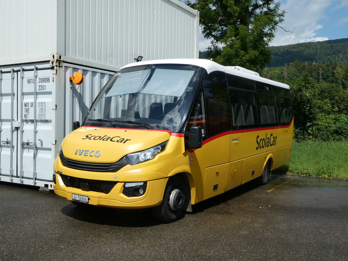 (253'695) - CarPostal Ouest - JU 52'604/PID 11'334 - Iveco/Rosero am 12. August 2023 in Develier, Parkplatz