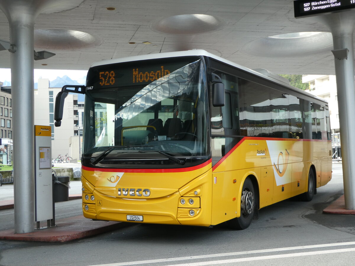 (253'808) - Autotour, Visp - VS 504/PID 11'447 - Iveco am 15. August 2023 beim Bahnhof Visp