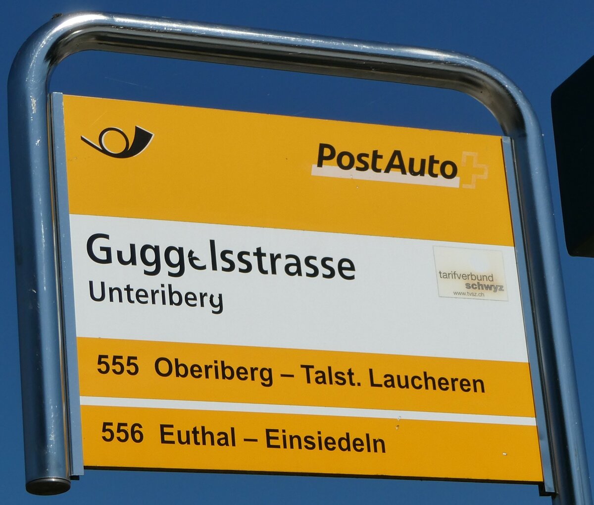 (253'913) - PostAuto-Haltestellenschild - Unteriberg, Guggelstrasse - am 19. August 2023