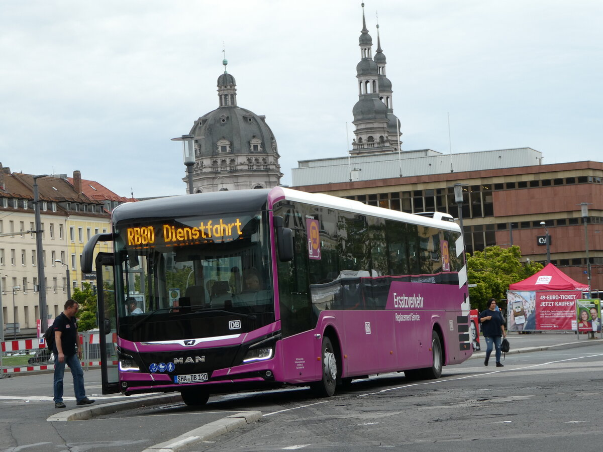 (254'350) - Mller, Schwbisch Hall - SHA-DB 120 - MAN am 29. August 2023 beim Bahnhof Wrzburg