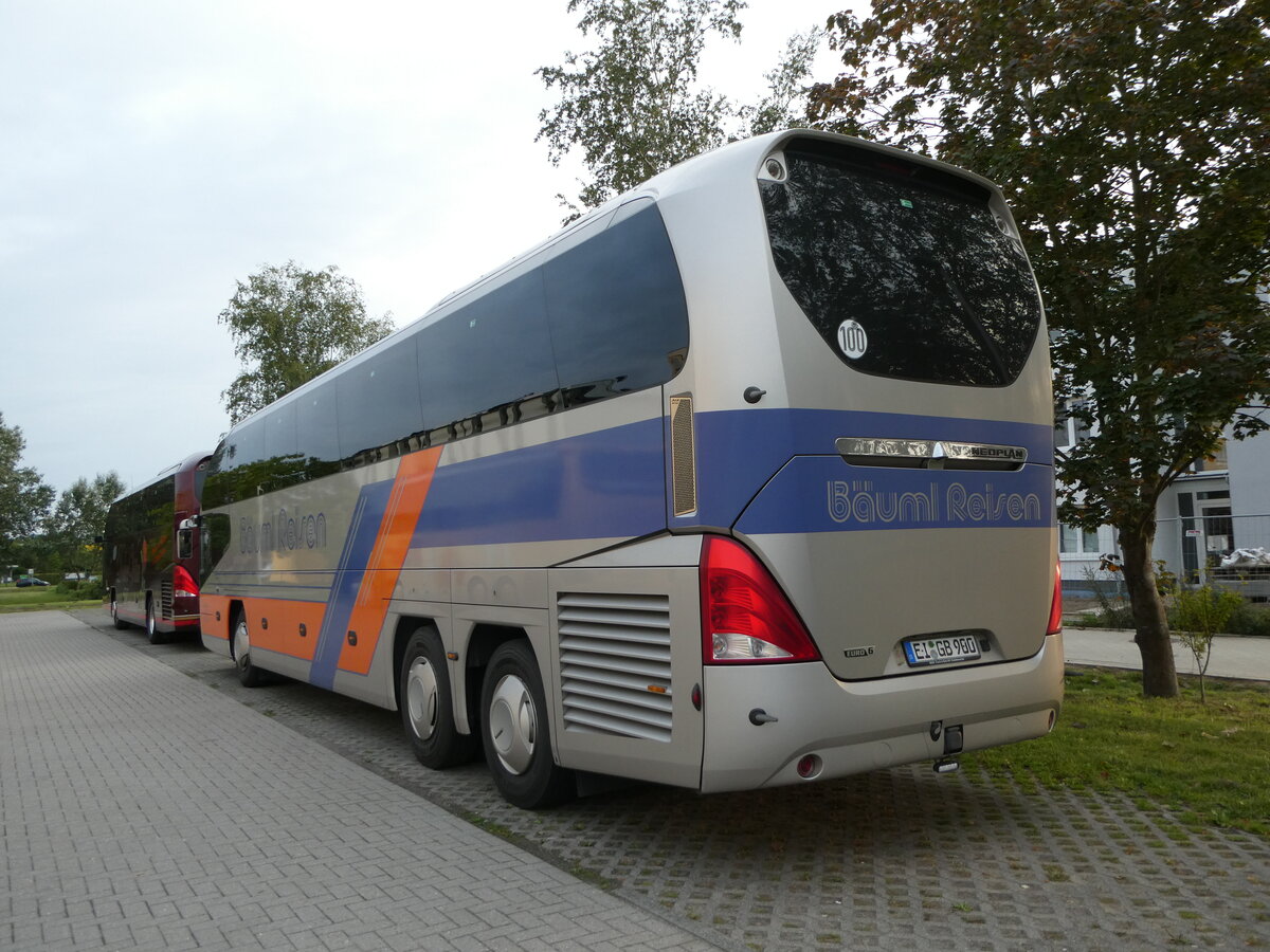 (254'408) - Buml, Lobsing - EI-GB 900 - Neoplan am 30. August 2023 in Greifswald, Parkplatz