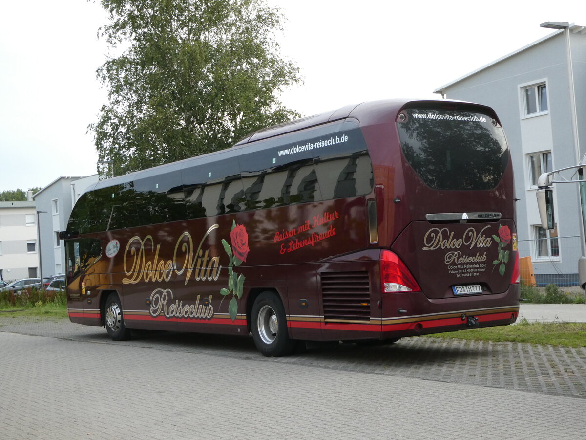 (254'410) - Dolce Vita Reiseclub, Neuhof - FD-TM 777 - Neoplan am 30. August 2023 in Greifswald, Parkplatz