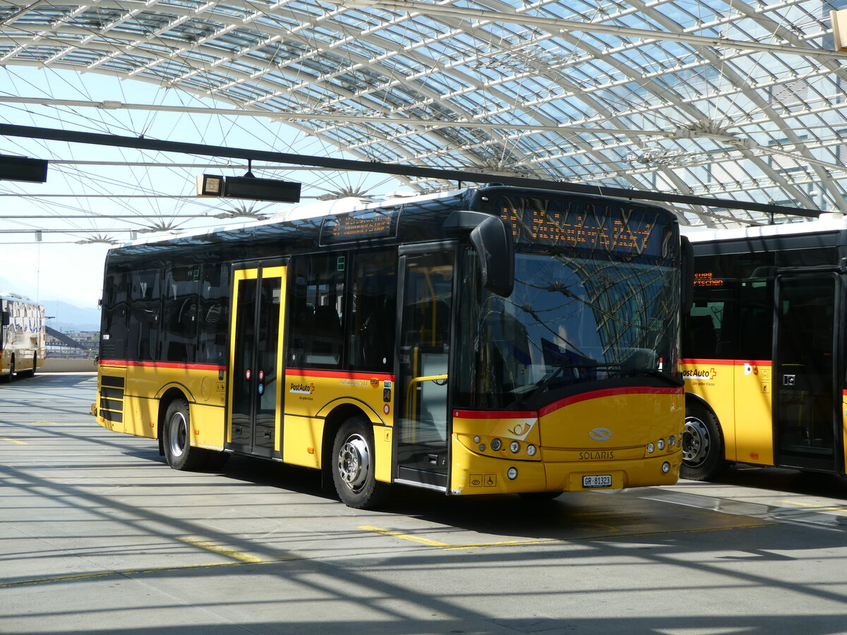 (254'920) - PostAuto Graubnden - GR 81'323/PID 11'708 - Solaris am 8. September 2023 in Chur, Postautostation