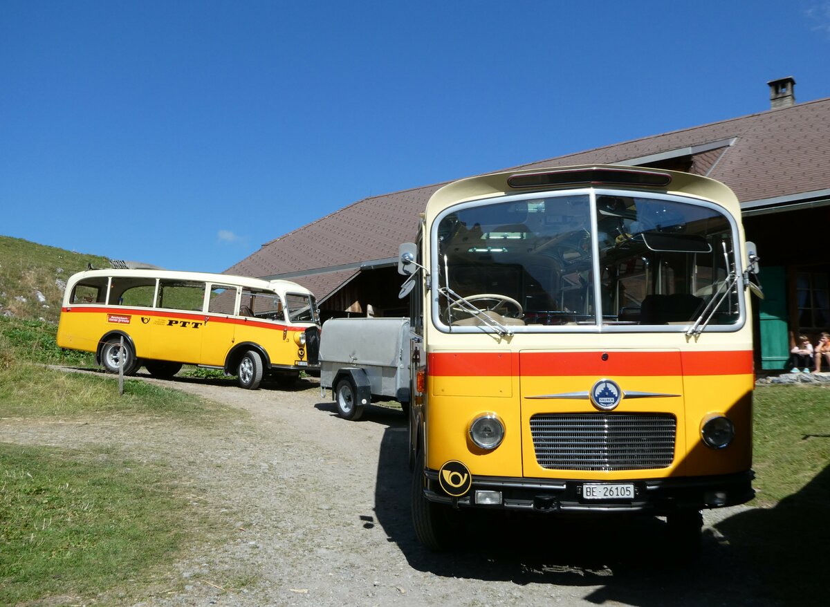 (255'086) - Schmid, Thrishaus - Nr. 9/BE 26'105 - Saurer/R&J (ex Geiger, Adelboden Nr. 9) + Nr. 3/BE 26'760 - Saurer/Gangloff (ex Geiger, Adelboden Nr. 3) am 10. September 2023 auf der Bundalp