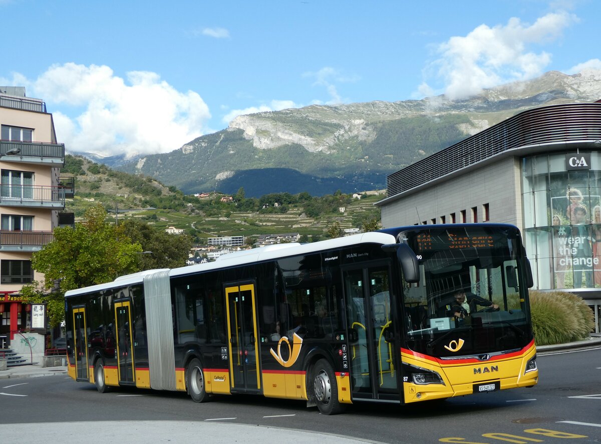 (255'489) - PostAuto Wallis - Nr. 87/VS 548'727/PID 11'890 - MAN am 23. September 2023 beim Bahnhof Sion