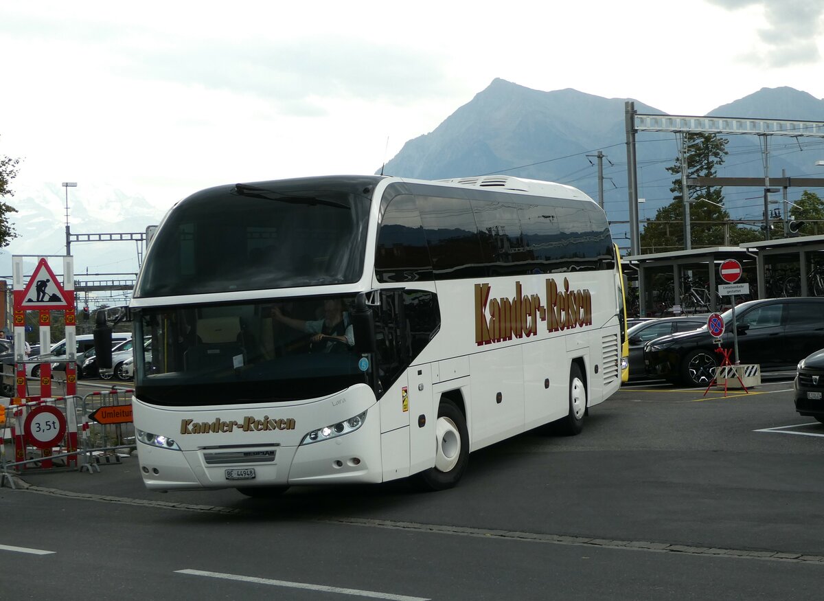 (255'860) - Kander-Reisen, Frutigen - BE 44'948 - Neoplan am 3. Oktober 2023 beim Bahnhof Thun 