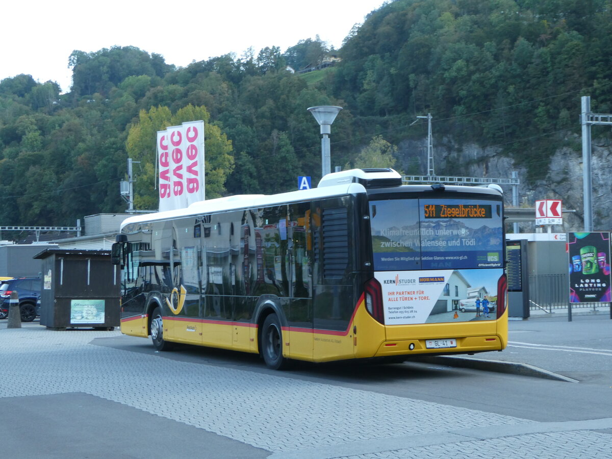 (255'886) - Niederer, Filzbach - Nr. 10/GL 41/PID 11'839 - MAN am 7. Oktober 2023 beim Bahnhof Nfels-Mollis