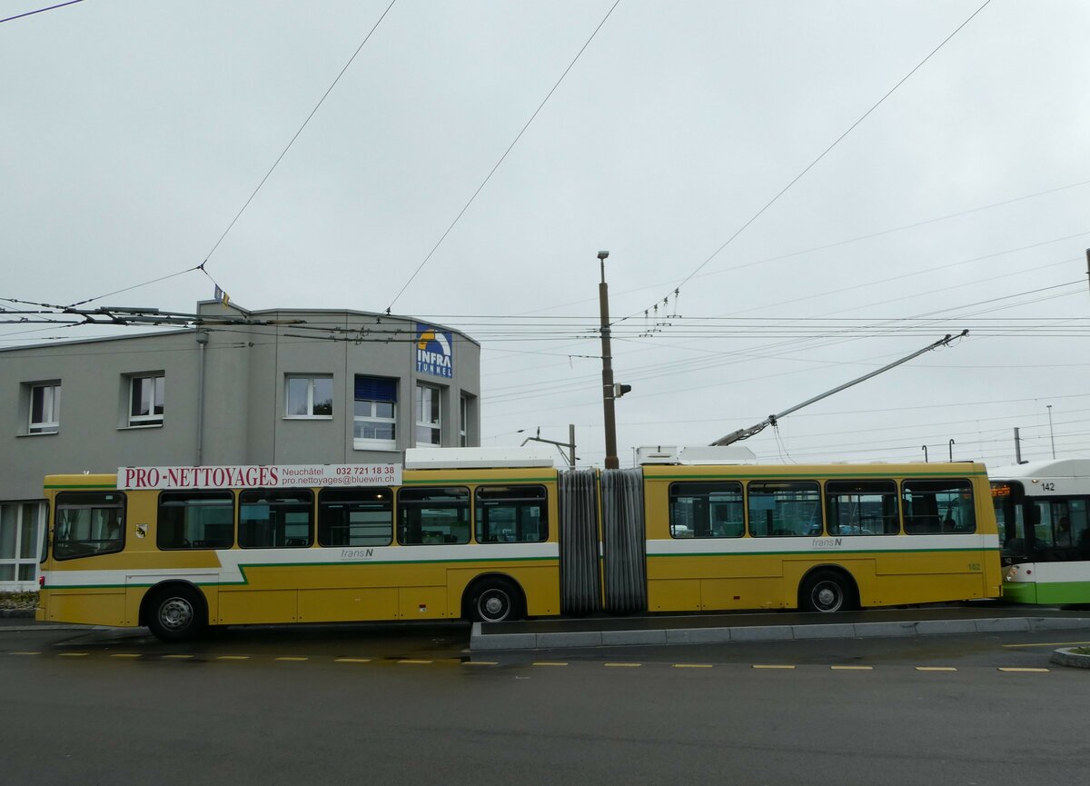 (256'189) - transN, La Chaux-de-Fonds - Nr. 102 - NAW/Hess Gelenktrolleybus (ex TN Neuchtel Nr. 102) am 19. Oktober 2023 beim Bahnhof Marin-pagnier