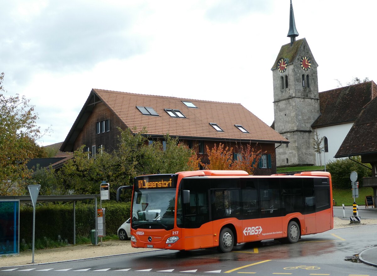 (256'406) - RBS Worblaufen - Nr. 217/BE 800'217 - Mercedes am 26. Oktober 2023 in Messen, Dorfplatz