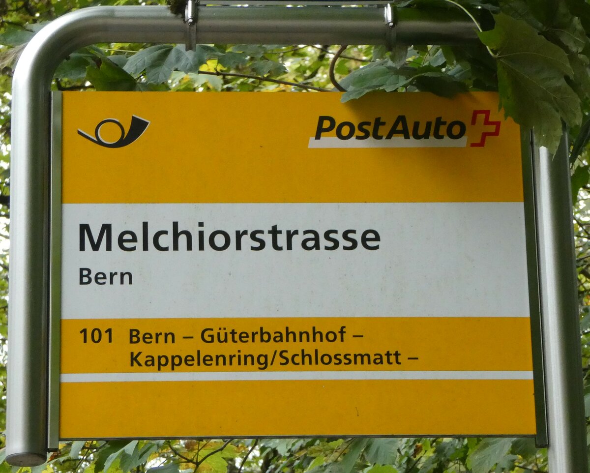 (256'554) - PostAuto-Haltestellenschild - Bern, Melchiorstrasse - am 30. Oktober 2023