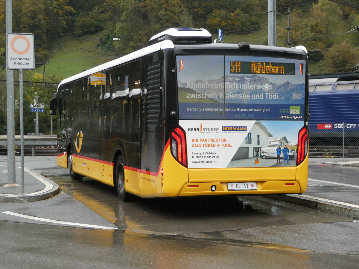 (256'618) - Niederer, Filzbach - Nr. 10/GL 41/PID 11'839 - MAN am 31. Oktober 2023 beim Bahnhof Ziegelbrcke