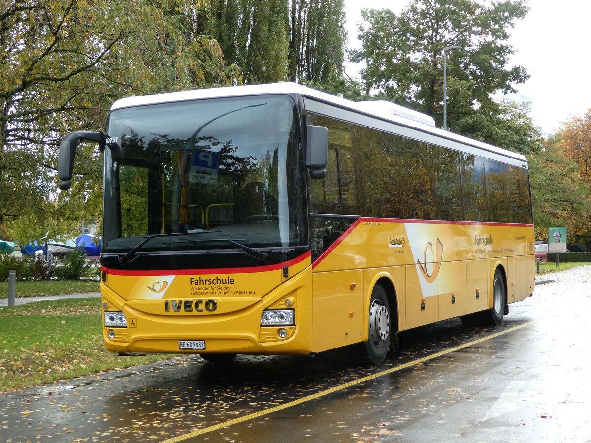 (256'653) - PostAuto Bern - BE 609'082/PID 10'751 - Iveco am 3. November 2023 in Thun, Lachen