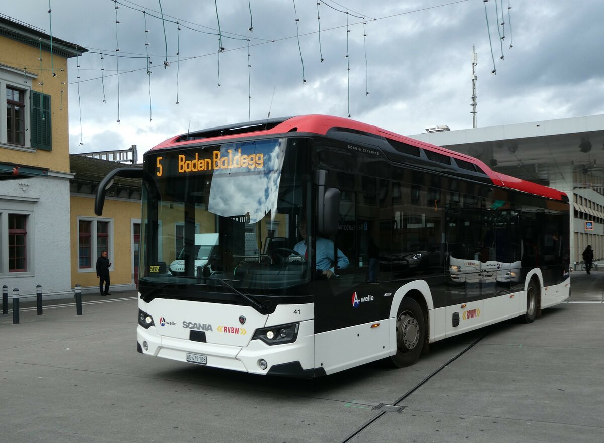 (256'736) - RVBW Wettingen - Nr. 41/AG 479'188 - Scania am 6. November 2023 beim Bahnhof Baden