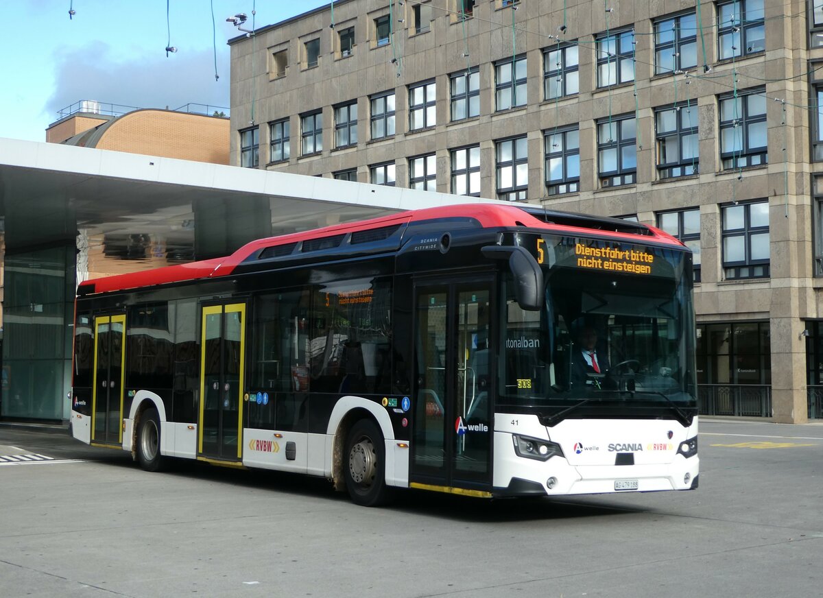 (256'776) - RVBW Wettingen - Nr. 41/AG 479'188 - Scania am 6. November 2023 beim Bahnhof Baden