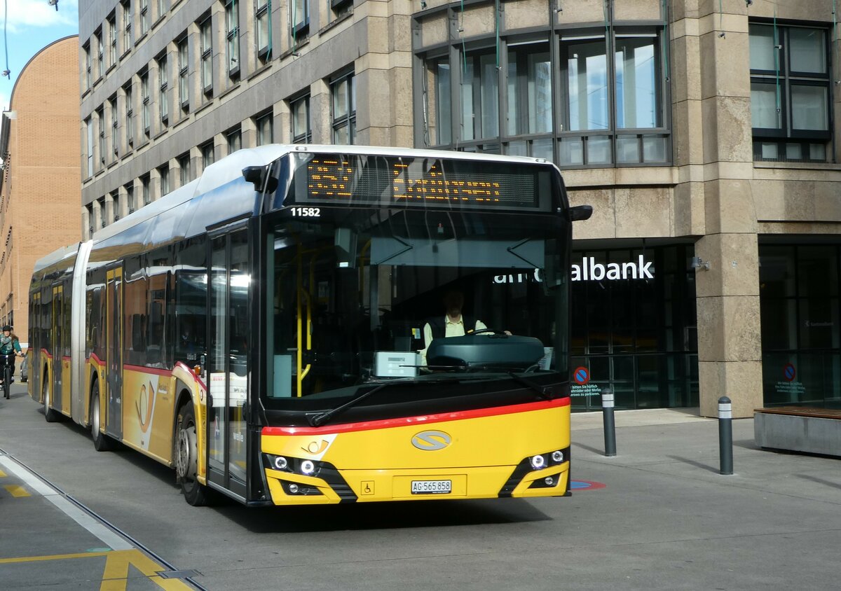 (256'788) - PostAuto Nordschweiz - AG 565'858/PID 11'582 - Solaris am 6. November 2023 beim Bahnhof Baden