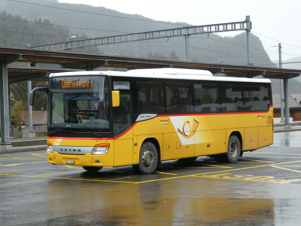 (256'826) - Kbli, Gstaad - Nr. 3/BE 330'862/PID 4535 - Setra am 9. November 2023 beim Bahnhof Gstaad