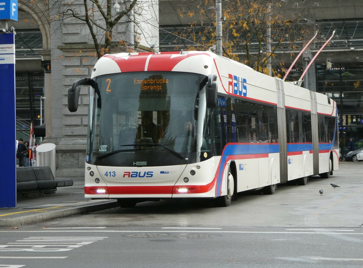 (256'864) - VBL Luzern - Nr. 413 - Hess/Hess Doppelgelenktrolleybus am 10. November 2023 beim Bahnhof Luzern