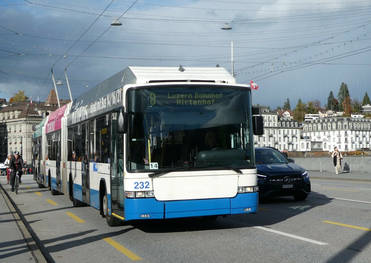 (256'890) - VBL Luzern - Nr. 232 - Hess/Hess Doppelgelenktrolleybus am 10. November 2023 in Luzern, Bahnhofbrcke