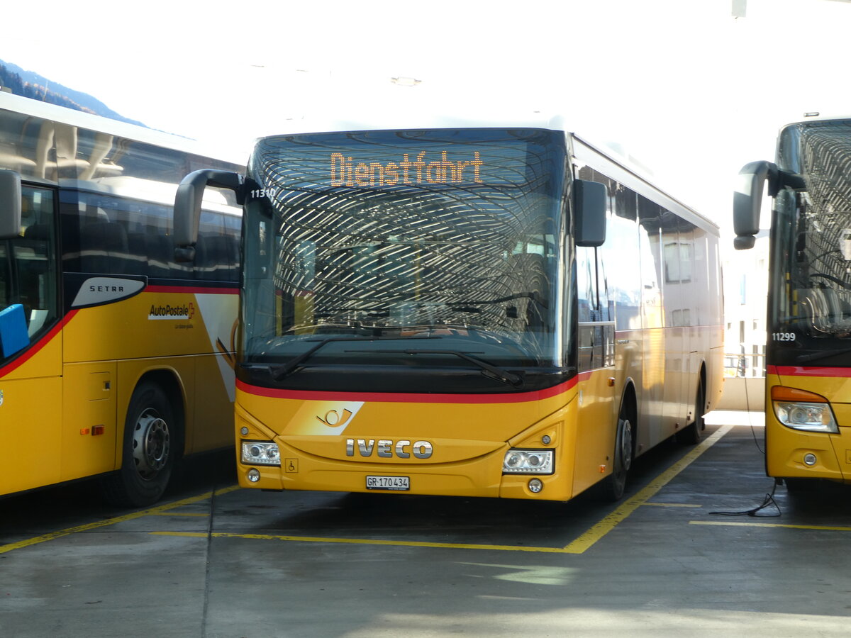 (257'192) - PostAuto Graubnden - GR 170'434/PID 10'310 - Iveco (ex Lagerfahrzeug Iveco) am 20. November 2023 in Chur, Postautostation